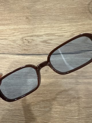 Occhiali da sole marroni con lenti azzurre