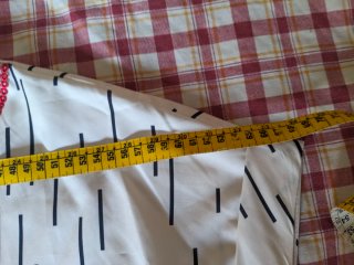 Blusa blanca con estampado de líneas
