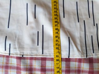 Blusa blanca con estampado de líneas