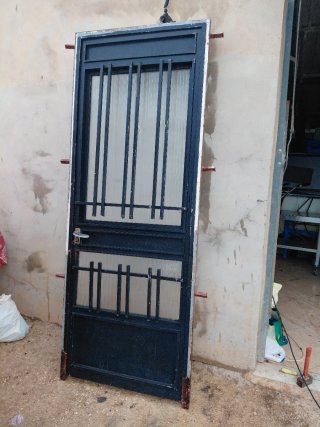 Puerta de hierro con rejas 90x230