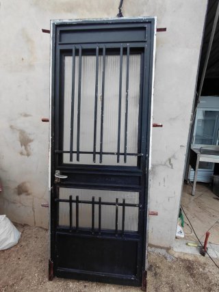 Puerta de hierro con rejas 90x230