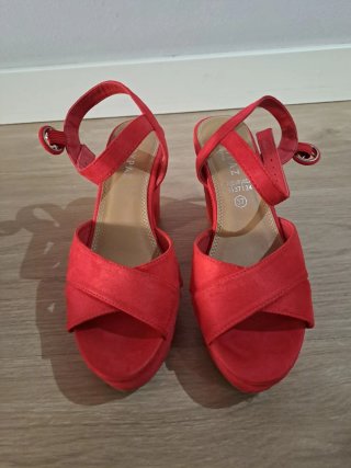 Sandalias rojas de tiras cruzadas