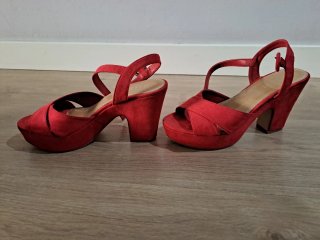 Sandalias rojas de tiras cruzadas