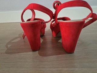 Sandalias rojas de tiras cruzadas