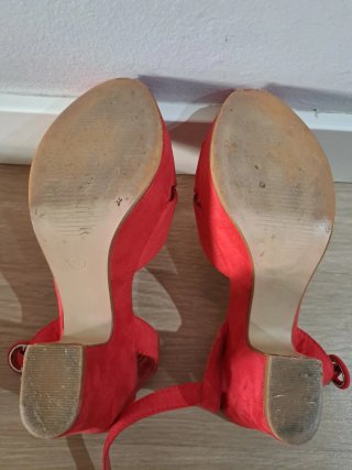 Sandalias rojas de tiras cruzadas
