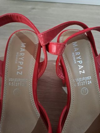 Sandalias rojas de tiras cruzadas