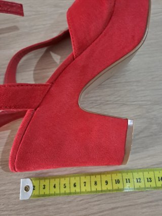 Sandalias rojas de tiras cruzadas