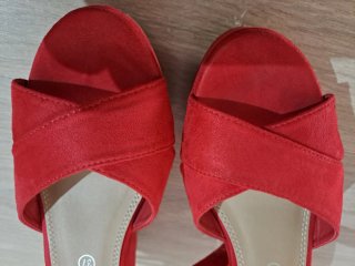 Sandalias rojas de tiras cruzadas