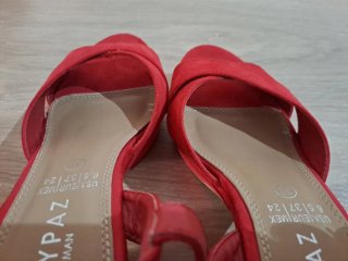 Sandalias rojas de tiras cruzadas
