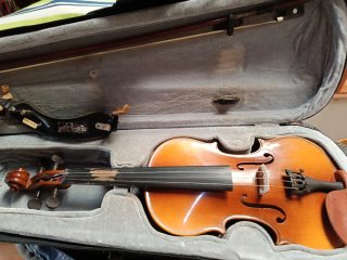 Violín con estuche y arco