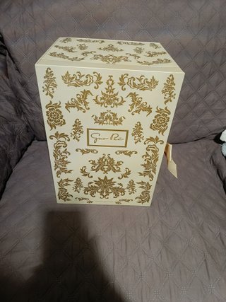 Abito dorato giallo di Barbie Guo Pei