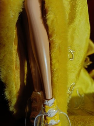 Abito dorato giallo di Barbie Guo Pei