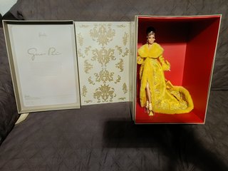 Abito dorato giallo di Barbie Guo Pei