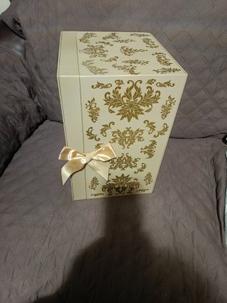 Abito dorato giallo di Barbie Guo Pei