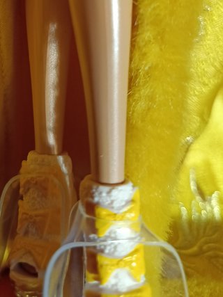 Abito dorato giallo di Barbie Guo Pei