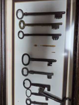Colección de llaves antiguas enmarcadas