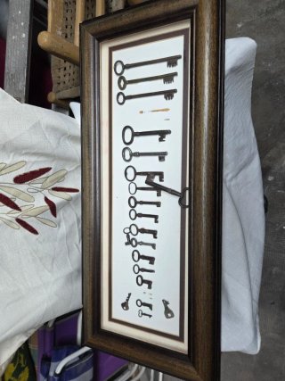 Colección de llaves antiguas enmarcadas