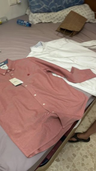 Camisa rosa y blanca