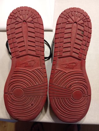 Zapatillas Air Jordan Negras y Rojas