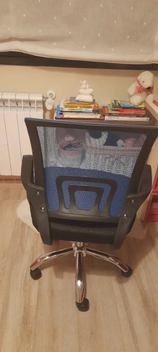 Silla de escritorio giratoria azul con asas