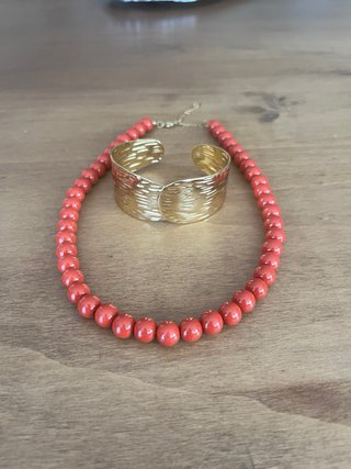 Conjunto collar coral y pulsera dorada