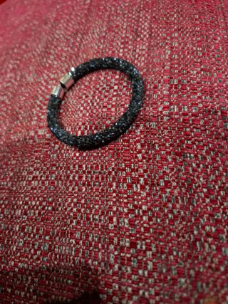 Pulsera negra con pedrería y cierre plateado