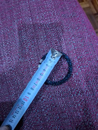 Pulsera negra con pedrería y cierre plateado
