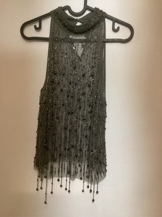 Blusa verde con pedrería y flecos
