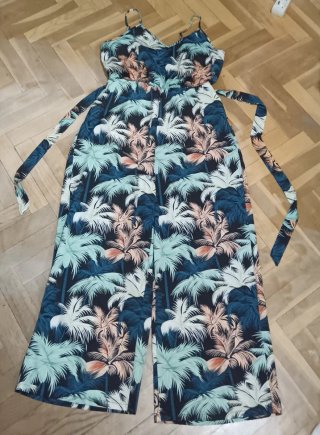 Mono de verano con estampado de palmeras