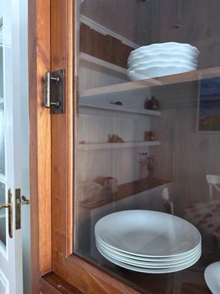 Vitrina de madera con puertas de cristal
