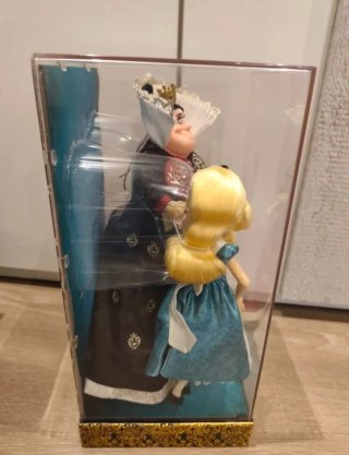 Vetrina espositiva con bambole Disney Alice e Regina Cuori, edizione limitata