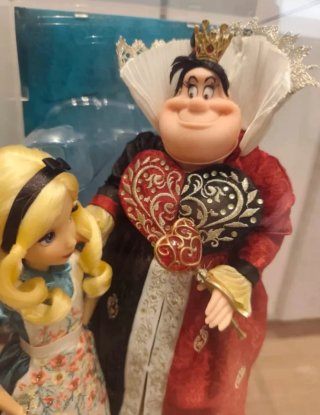 Vetrina espositiva con bambole Disney Alice e Regina Cuori, edizione limitata