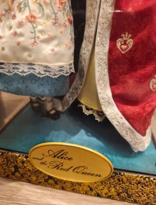 Vetrina espositiva con bambole Disney Alice e Regina Cuori, edizione limitata