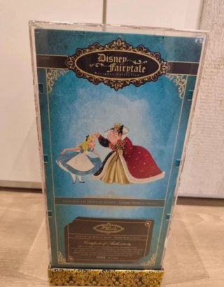 Vetrina espositiva con bambole Disney Alice e Regina Cuori, edizione limitata
