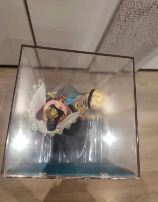 Vetrina espositiva con bambole Disney Alice e Regina Cuori, edizione limitata