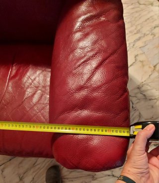 Sillón de piel rojo vino
