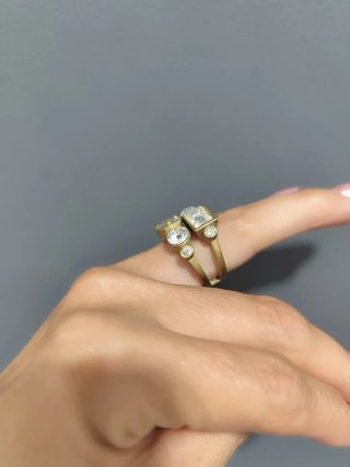 Anillo dorado con piedras
