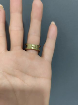 Anillo dorado con piedras