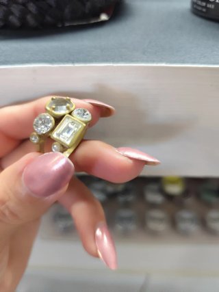 Anillo dorado con piedras