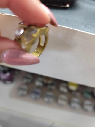 Anillo dorado con piedras