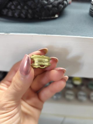 Anillo dorado con piedras