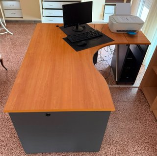 Mesa de despacho grande.