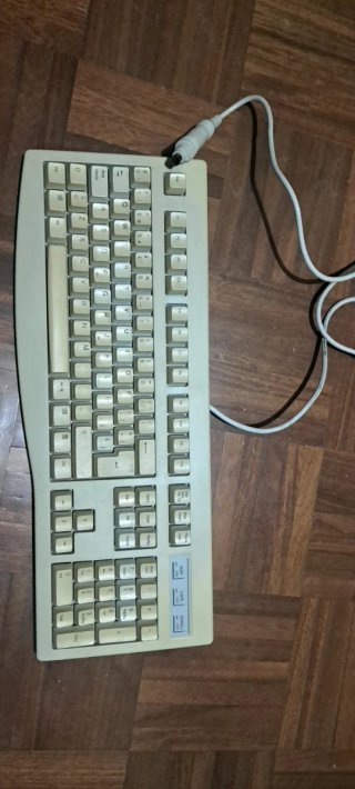 Teclado beige con cable