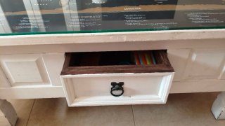 Mueble de salón blanco con cajones