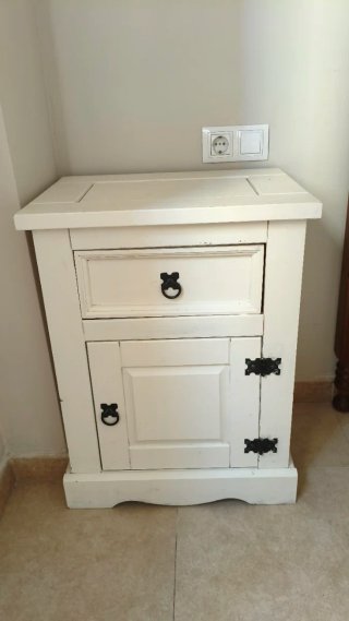 Mueble de salón blanco con cajones