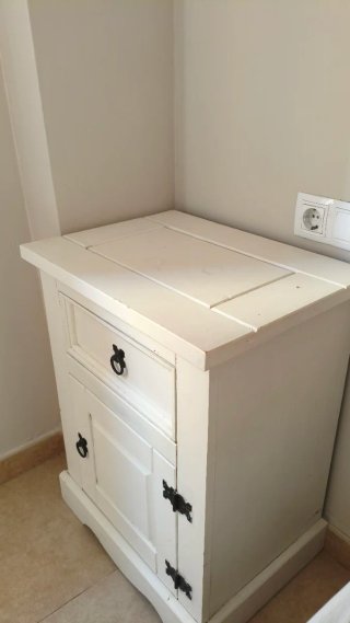 Mueble de salón blanco con cajones