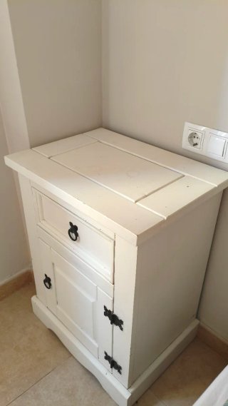 Mueble de salón blanco con cajones