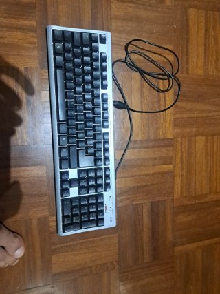 Teclado Demon con cable plateado y negro