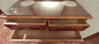 Cómoda antigua de madera y cristal
