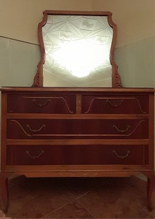 Cómoda antigua de madera y cristal